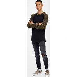 Szare jeansy skinny fit z przetarciami. Czarne jeansy męskie Pull & Bear. Za 49,90 zł.