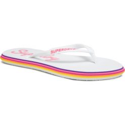Japonki SUPERDRY - Neon Rainbow Sleek WF310010A Optic 01C. Białe klapki damskie Superdry, bez wzorów, z tworzywa sztucznego, bez obcasa. W wyprzedaży za 99,00 zł.