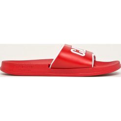 Calvin Klein Underwear - Klapki. Czerwone kapcie męskie Calvin Klein Underwear, z gumy, z okrągłym noskiem, bez zapięcia. Za 179,90 zł.