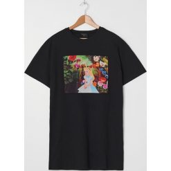 T-shirtowa sukienka Alice in Wonderland - Czarny. Czarne sukienki damskie House, s, bez wzorów, bez kołnierzyka, bez rękawów. Za 69,99 zł.