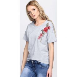 Szary T-shirt Delighted. Szare bluzki damskie Born2be, l. Za 29,99 zł.