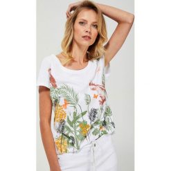 Bluzka oversize z nadrukiem. Bluzki damskie Moodo, s, z nadrukiem, z bawełny, z okrągłym kołnierzem, z krótkim rękawem. Za 39,99 zł.