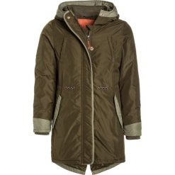 Scotch R'Belle HOODED WITH CONTRAST DETAILS Płaszcz zimowy moss. Zielone płaszcze dziewczęce marki Scotch R'Belle, na zimę, z materiału. W wyprzedaży za 519,20 zł.