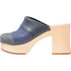 Swedish hasbeens COLOR COMBO SLIP IN Drewniaki i Chodaki blue. Niebieskie trampki damskie slip on marki Swedish hasbeens, ze skóry. W wyprzedaży za 603,85 zł.