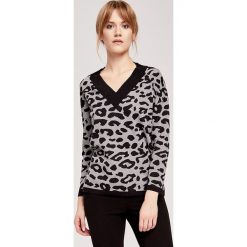 Sweter w kolorze czarno-szarym ze wzorem. Szare swetry damskie ZOCHA, l. W wyprzedaży za 179,95 zł.