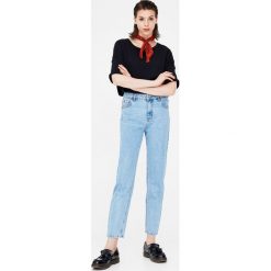 Jeansy mom fit. Niebieskie jeansy damskie relaxed fit marki Pull&Bear. Za 109,00 zł.