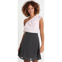 Vince Camuto RUFFLED RESORT STRIPE Bluzka french peach. Czerwone bluzki damskie Vince Camuto, xl, ze lnu. Za 379,00 zł.