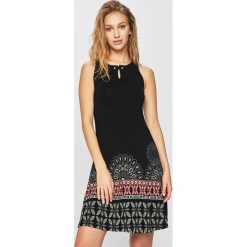 Desigual - Sukienka. Czarne sukienki damskie Desigual, na co dzień, s, z nadrukiem, z elastanu, casualowe, z okrągłym kołnierzem, bez rękawów, mini, proste. Za 299,90 zł.