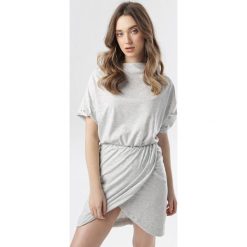 Jasnoszara Sukienka Phianele. Szare sukienki damskie Born2be, xl, bez wzorów, z dzianiny, bez kołnierzyka, bez rękawów. W wyprzedaży za 69,99 zł.