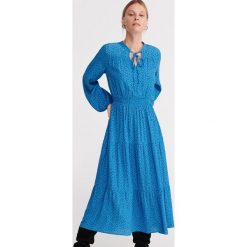 Sukienka w kropki - Niebieski. Niebieskie sukienki damskie Reserved, bez wzorów, bez kołnierzyka, bez rękawów. Za 179,99 zł.