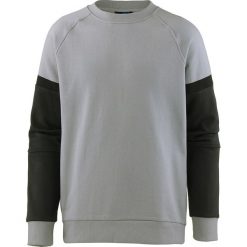 Bluza w kolorze szarym. Szare bluzy męskie Street & Sports Wear, s, bez wzorów, z okrągłym kołnierzem, bez rękawów, bez kaptura. W wyprzedaży za 85,95 zł.