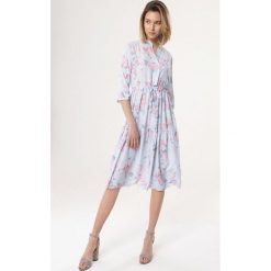 Jasnoniebieska Sukienka Allay. Szare sukienki damskie Born2be, na wiosnę, m, z aplikacjami, bez kołnierzyka, bez rękawów, midi. Za 99,99 zł.