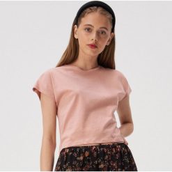 Luźny bawełniany t-shirt z wycięciem - Różowy. Różowe t-shirty damskie Sinsay, s, bez wzorów, z bawełny, bez kołnierzyka. W wyprzedaży za 9,99 zł.