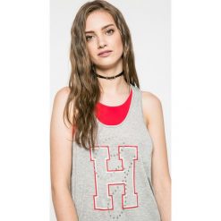 Tommy Hilfiger - Top Gigi Hadid. Szare topy damskie marki TOMMY HILFIGER, s, z nadrukiem, z bawełny, z okrągłym kołnierzem. W wyprzedaży za 89,90 zł.