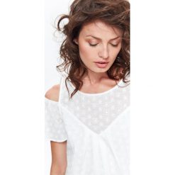 Ażurowa bluzka cold shoulder. Białe bluzki damskie Top Secret, bez wzorów, z tkaniny, eleganckie, bez kołnierzyka, z krótkim rękawem. W wyprzedaży za 39,99 zł.