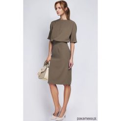 SUKIENKA DOPASOWANA DOŁEM, SUK123 khaki. Brązowe sukienki damskie Pakamera, do pracy, bez wzorów, biznesowe, bez kołnierzyka, bez rękawów, midi, dopasowane. Za 169,00 zł.