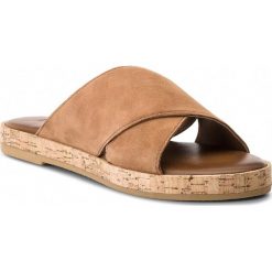 Klapki INUOVO - 8264 Coconut. Pomarańczowe klapki damskie Inuovo, bez wzorów, ze skóry, bez obcasa. W wyprzedaży za 169,00 zł.