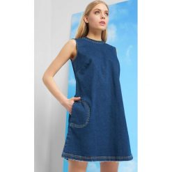 Trapezowa sukienka z denimu. Niebieskie sukienki damskie Orsay, na co dzień, bez wzorów, z elastanu, z okrągłym kołnierzem, bez rękawów, mini, trapezowe. Za 149,99 zł.