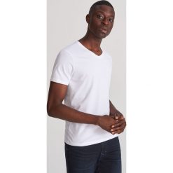 T-shirt z dekoltem V - Biały. Białe t-shirty damskie Reserved, xl. Za 24,99 zł.
