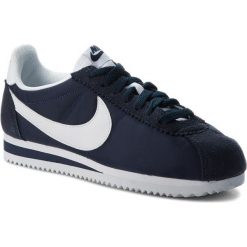 Buty NIKE - Classic Cortez Nylon 749864 411 Obsidian/White. Niebieskie buty sportowe damskie Nike, na co dzień, bez wzorów, ze skóry ekologicznej, bez obcasa, bez zapięcia. W wyprzedaży za 299,00 zł.