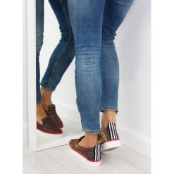 Opalizujące slip-on z paskiem na pięcie W-3004 RED. Czerwone sneakersy damskie obuwie damskie, z tkaniny. Za 22,94 zł.