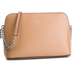 Torebka DKNY - Bryant Dome Cbody R83E3655 Latte LAT. Pomarańczowe listonoszki damskie DKNY, z aplikacjami, ze skóry, zdobione, bez dodatków. W wyprzedaży za 429,00 zł.