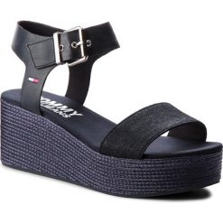 Sandały TOMMY JEANS - Sporty Denim Flatform Sandal EN0EN00221 Midnight 403. Niebieskie klapki damskie Tommy Jeans, bez wzorów, z jeansu, bez obcasa, na obcasie. W wyprzedaży za 239,00 zł.