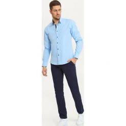 Koszula długi rękaw męska slim fit. Niebieskie koszule męskie Top Secret, m, bez wzorów, eleganckie, z klasycznym kołnierzykiem, z długim rękawem. W wyprzedaży za 49,99 zł.