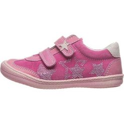 Skórzane sneakersy w kolorze różowym. Różowe trampki dziewczęce Primigi, z aplikacjami, bez zapięcia. W wyprzedaży za 152,95 zł.
