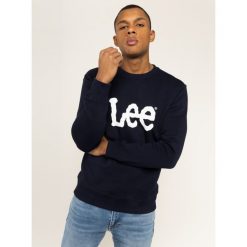 Bluza Lee Basic Crew Logo L80XTJMA. Niebieskie bluzy męskie Lee, m, bez wzorów, z bawełny, bez kołnierzyka, bez rękawów, bez kaptura. Za 219,00 zł.