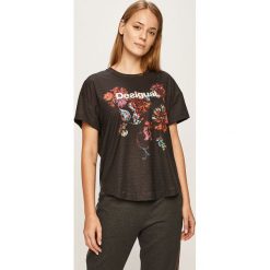 Desigual Sport - T-shirt. Czarne topy damskie Desigual Sport, s, z nadrukiem, z elastanu, z okrągłym kołnierzem. W wyprzedaży za 119,90 zł.