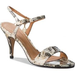 Sandały KAZAR - Alison 33007-L2-36 Beige/Black. Brązowe klapki damskie Kazar, z aplikacjami, ze skóry, na wysokim obcasie, na obcasie. W wyprzedaży za 269,00 zł.
