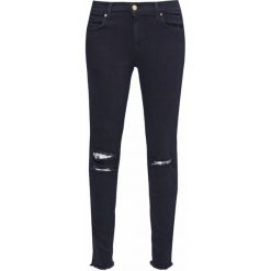 Jeansy ANKLE MID RISE SKINNY Granatowy. Niebieskie jeansy damskie marki J Brand, na zimę, s, bez wzorów, z jeansu. W wyprzedaży za 645,00 zł.