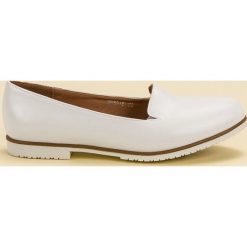 SHELOVET Białe Lordsy. Białe baleriny damskie SHELOVET, bez wzorów, z materiału, eleganckie, na wysokim obcasie. Za 64,90 zł.