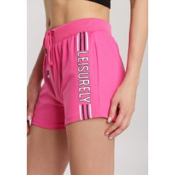 Fuksjowe Szorty Narineva. Szorty damskie Renee, s, bez wzorów. W wyprzedaży za 54,99 zł.