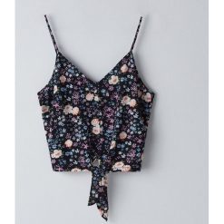 Bluzka z wiązniem -. Bluzki damskie Cropp, s, bez wzorów, bez kołnierzyka, bez rękawów. W wyprzedaży za 29,99 zł.