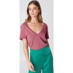 NA-KD Basic T-shirt z dekoltem V - Pink. Różowe t-shirty damskie marki NA-KD Basic, bez wzorów, z bawełny, bez kołnierzyka. W wyprzedaży za 21,18 zł.