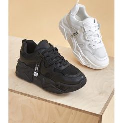 Czarne Sneakersy Touch Of Light. Czarne sneakersy damskie Renee. Za 109,99 zł.