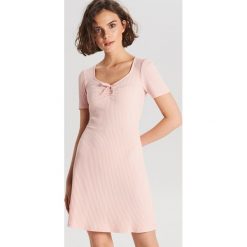 Sukienka mini z marszczeniem - Różowy. Różowe sukienki damskie Cropp, s, bez wzorów, bez kołnierzyka, bez rękawów, mini. Za 49,99 zł.