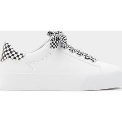 Tenisówki z szachownicą. Trampki i tenisówki damskie Pull&Bear, bez wzorów, bez zapięcia. Za 99,90 zł.