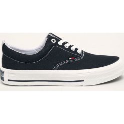Tommy Jeans - Tenisówki. Czerwone trampki męskie Tommy Jeans, bez wzorów, z jeansu, bez zapięcia. W wyprzedaży za 229,90 zł.