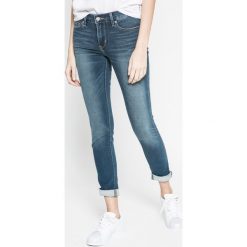 Levi's - Jeansy 18881.0206. Czerwone jeansy damskie Levi's®, z aplikacjami, z elastanu, z obniżonym stanem. W wyprzedaży za 269,90 zł.