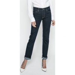 Levi's - Jeansy 712. Czerwone rurki damskie marki Levi's®, z elastanu. Za 299,90 zł.