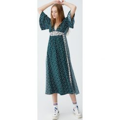 Sukienka midi w stylu boho. Szare sukienki damskie Pull&Bear, bez wzorów, boho, bez kołnierzyka, bez rękawów, midi. Za 139,00 zł.