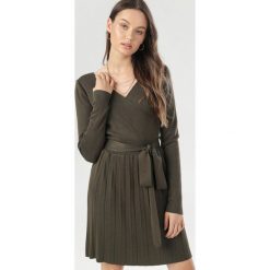 Ciemnozielona Sukienka Nereireida. Zielone sukienki damskie Born2be, s, bez wzorów, z dzianiny, bez kołnierzyka, bez rękawów. Za 139,99 zł.