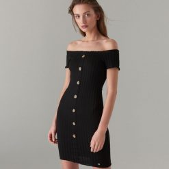 Sukienka bodycon z prostym dekoltem - Czarny. Czarne sukienki damskie Mohito, na co dzień, s, bez wzorów, bez kołnierzyka, bez rękawów, proste. Za 79,99 zł.