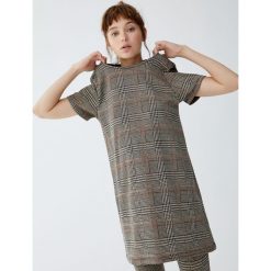 Sukienka w kratkę. Pomarańczowe sukienki damskie marki Pull&Bear, w kratkę, bez kołnierzyka, bez rękawów. Za 69,90 zł.