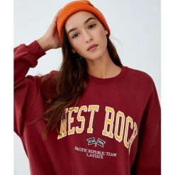 Bluza college „West Rock”. Czerwone bluzy damskie Pull&Bear, bez wzorów, bez rękawów, bez kaptura. Za 89,90 zł.