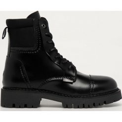 Tommy Jeans - Workery skórzane. Czarne workery damskie Tommy Jeans, z jeansu, z okrągłym noskiem, bez obcasa, na obcasie, na sznurówki. Za 849,90 zł.