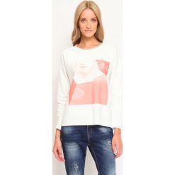 BLUZA NIEROZPINANA DAMSKA Z NADRUKIEM. Białe bluzy damskie Top Secret, z nadrukiem, z dzianiny, bez rękawów, bez kaptura. W wyprzedaży za 29,99 zł.